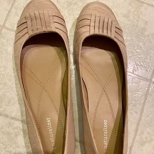Naturalizer like new women’s beige flats size 11W